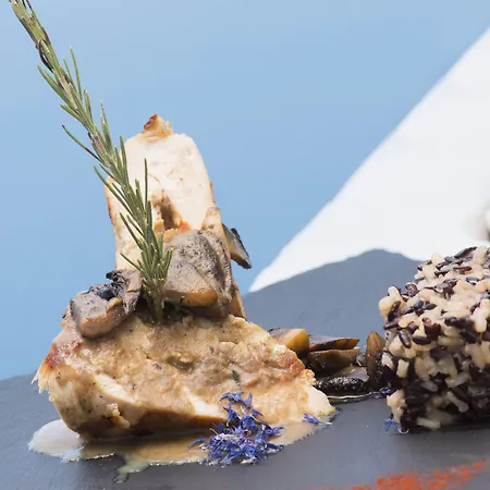 Hotel Pearl On The Cliff & By Pearl Collection Fira (Santorini)