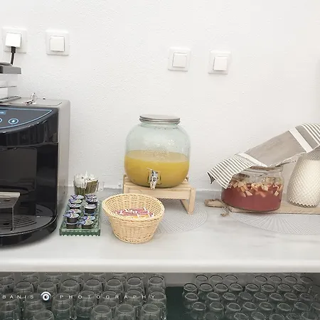 Hotel Pearl On The Cliff & By Pearl Collection Fira (Santorini)