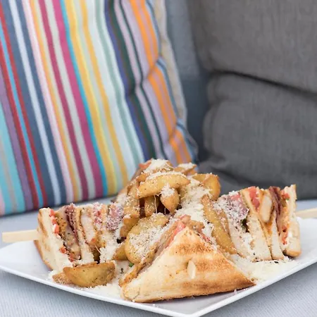 Pearl On The Cliff & By Pearl Collection 3* Fira (Santorini)