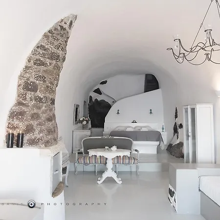 Pearl On The Cliff & By Pearl Collection 3* Fira (Santorini)