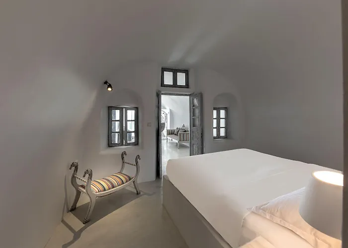 Hotel Pearl On The Cliff & By Pearl Collection Fira (Santorini)