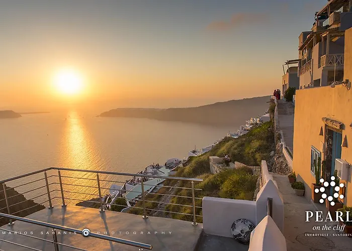 Pearl On The Cliff & By Pearl Collection 3* Fira (Santorini)