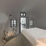 Hotel Pearl On The Cliff & By Pearl Collection Fira (Santorini)